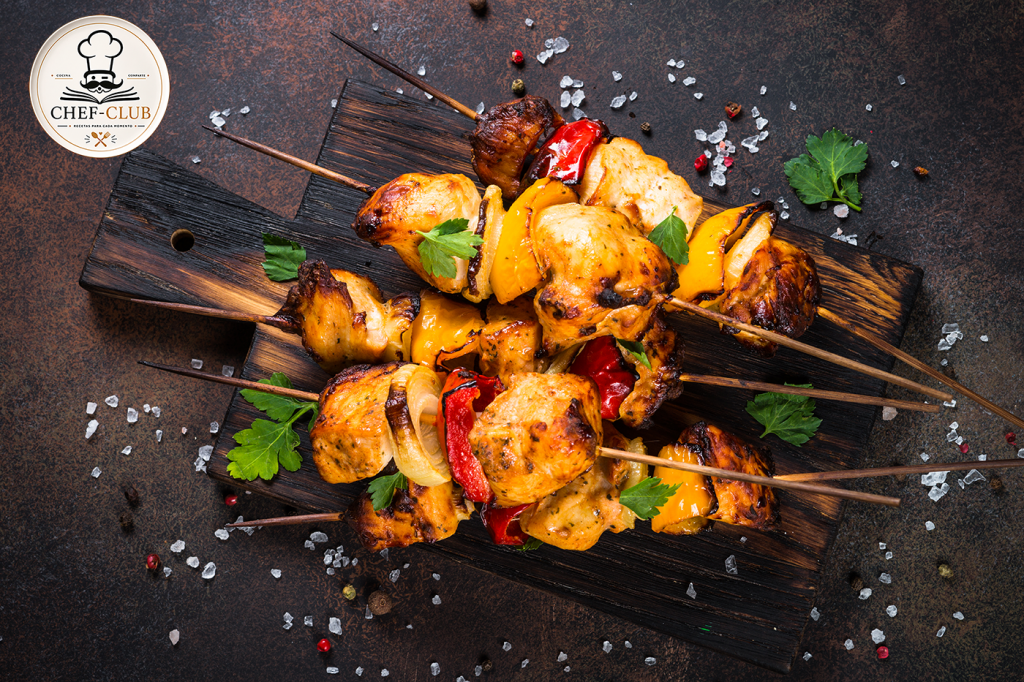 Brochetas de pollo especiado