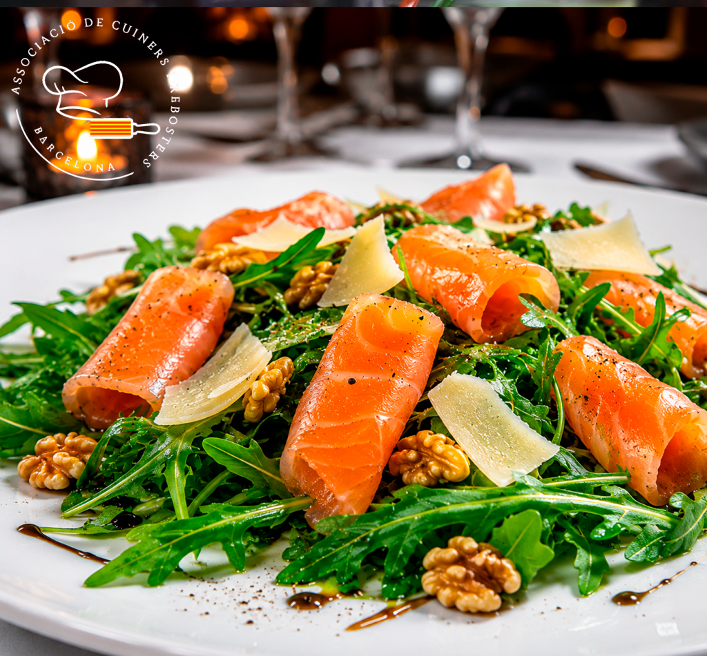 Ensalada de Rúcula, Parmesano, Salmón y Nueces