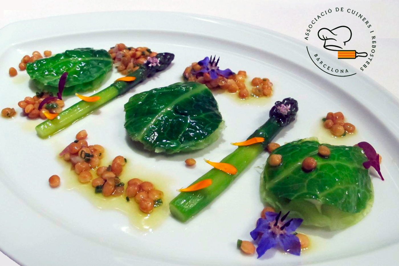 Raviolis de col verde con panna cotta de coliflor, humus de garbanzos y vinagreta de lentejas - Manuel Francés Sánchez, Restaurant L’Hort, (Arnes. Tarragona).