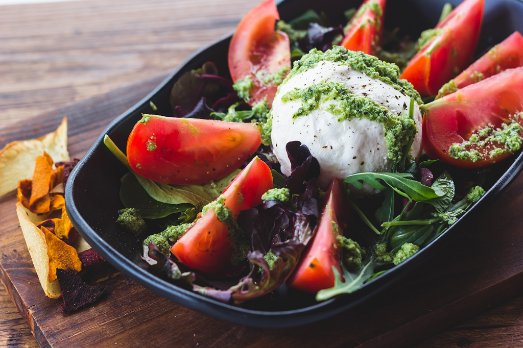 Ensalada de Burrata, Tomates Confitados y Pesto de Albahaca