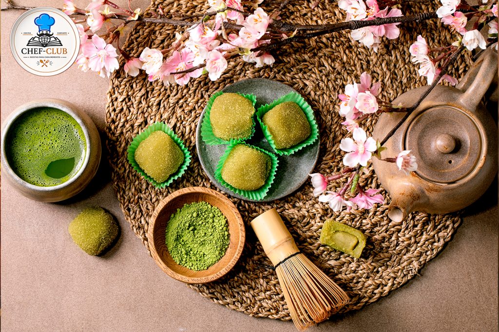Mochi de té matcha con relleno de anko — Japón