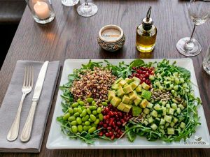 Ensalada de quinoa, aguacate, edamame y granada