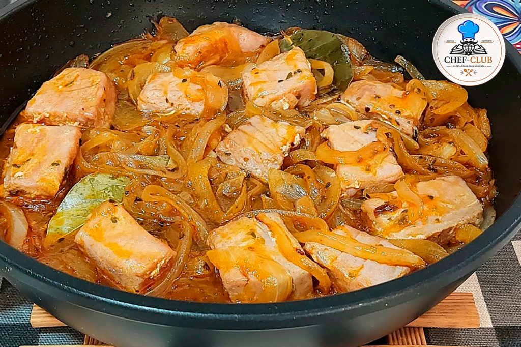 Atún encebollado