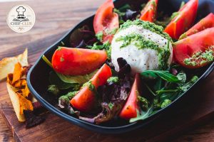 Ensalada de Burrata, Tomates Confitados y Pesto de Albahaca